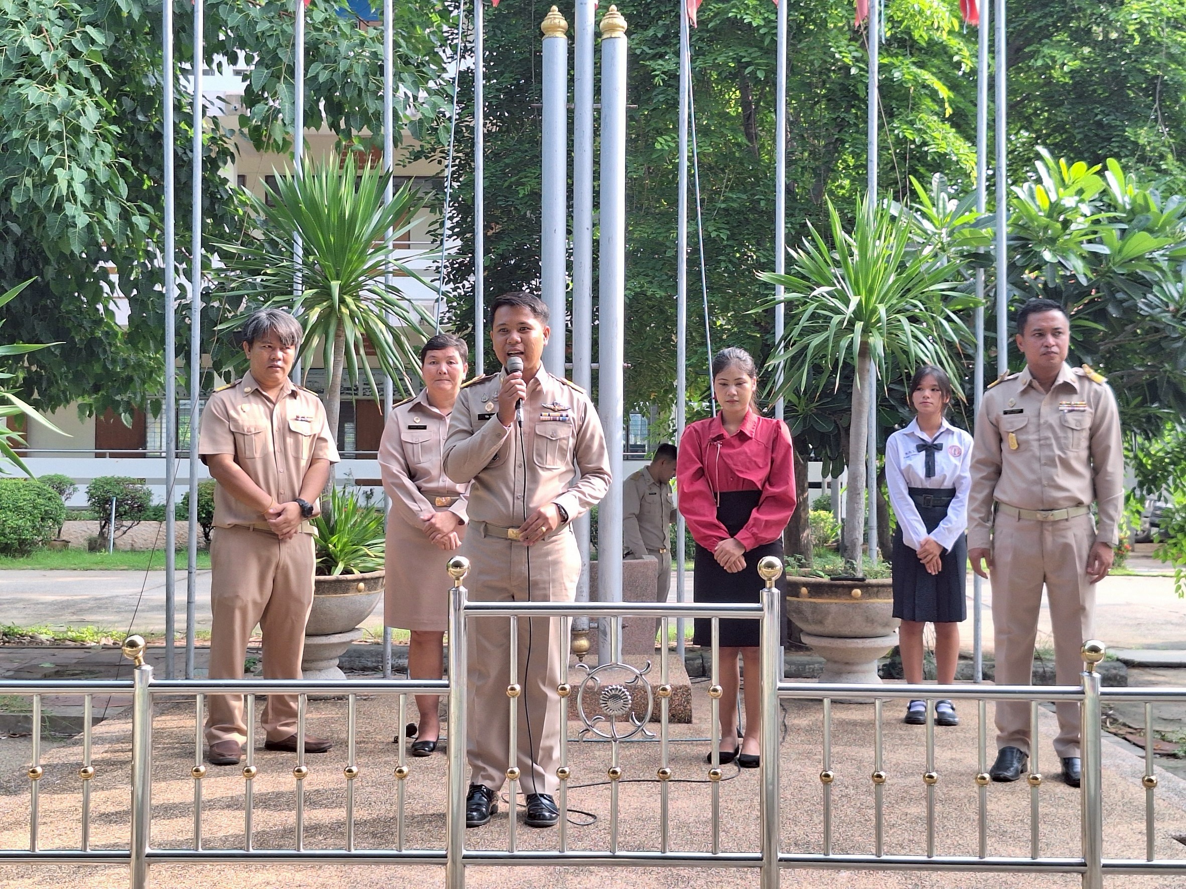 LINE_ALBUM_phx.txnrab peid phakh reiyn 1_2568 laea naeana khru him_250520_12.jpg